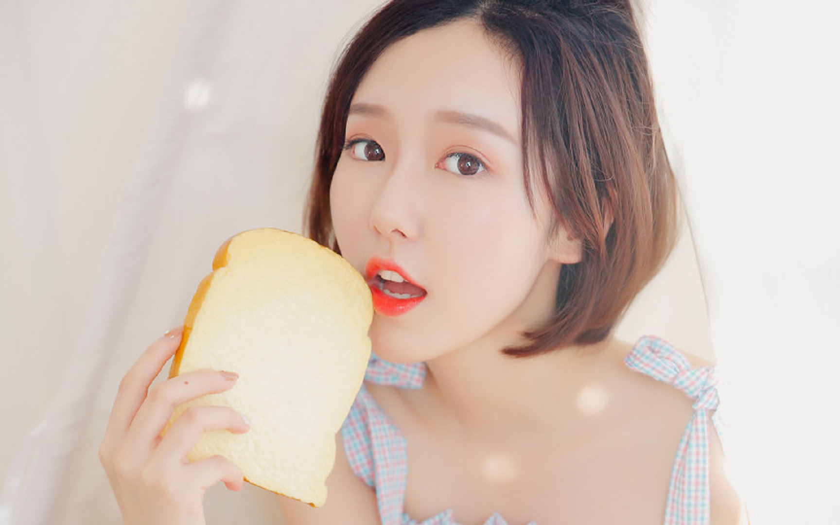 城市篮球夜场赛不断创新，吸引年轻群体热情参与，篮球场夜景图片真实