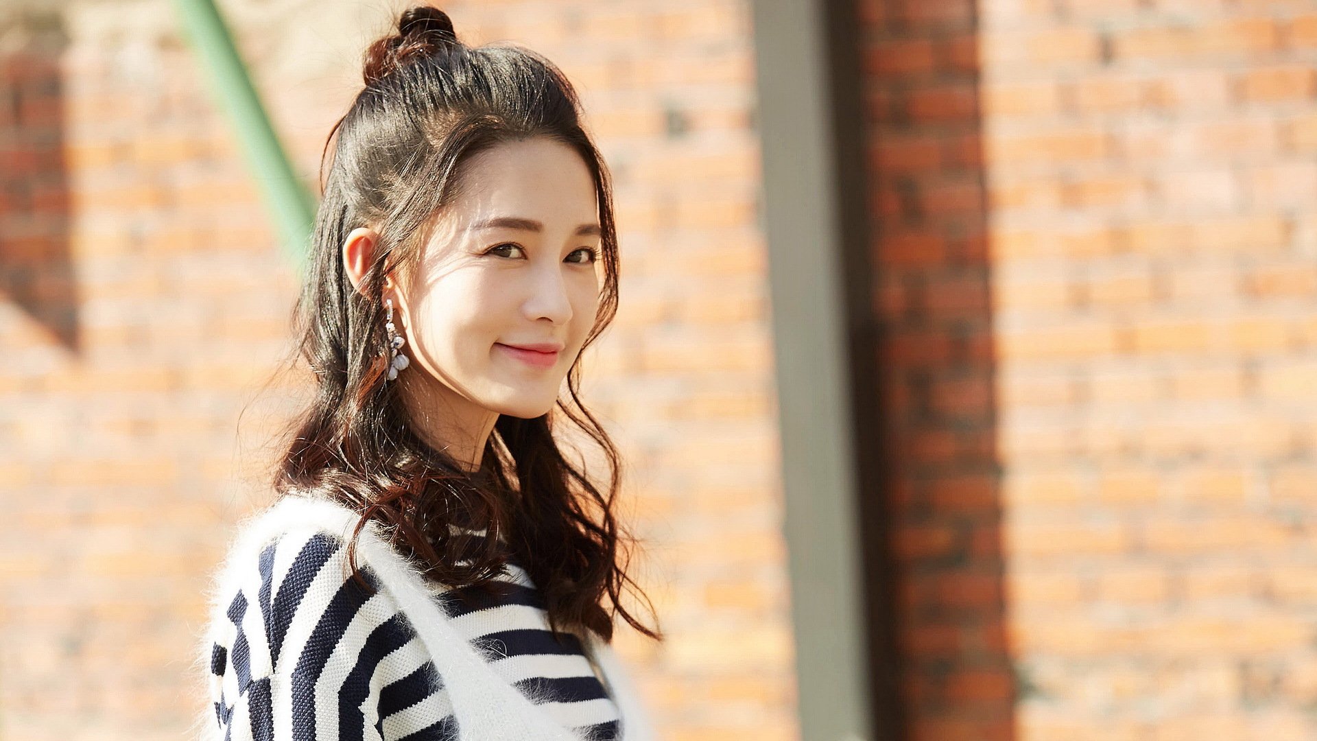 墨西哥骑手费德里科·费尔南德斯在巴黎奥运会上与“Romeo”马匹共同参赛，尽管因马匹受伤被迫退出，但展现了坚强意志。